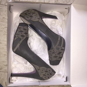 Just Fab gray heels with purple bottoms sz 9
